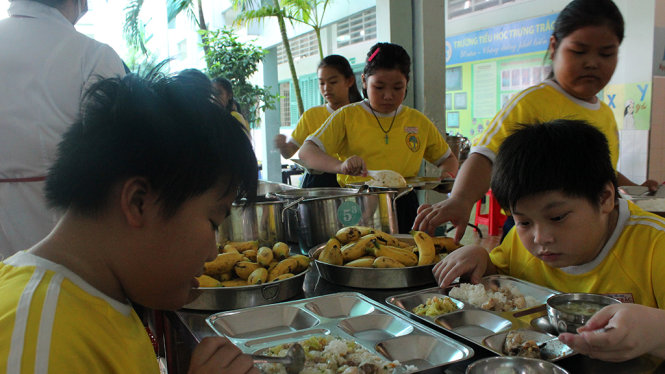Học sinh Trường tiểu học Trưng Trắc dùng bữa trưa theo thực đơn trong phần mềm “Xây dựng thực đơn cân bằng dinh dưỡng” - Ảnh: Phương Nguyễn