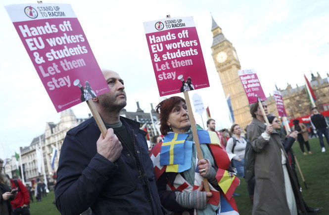 Những người biểu tình chống Brexit trước tòa nhà Quốc hội Anh ngày 13-3 - Ảnh: Reuters