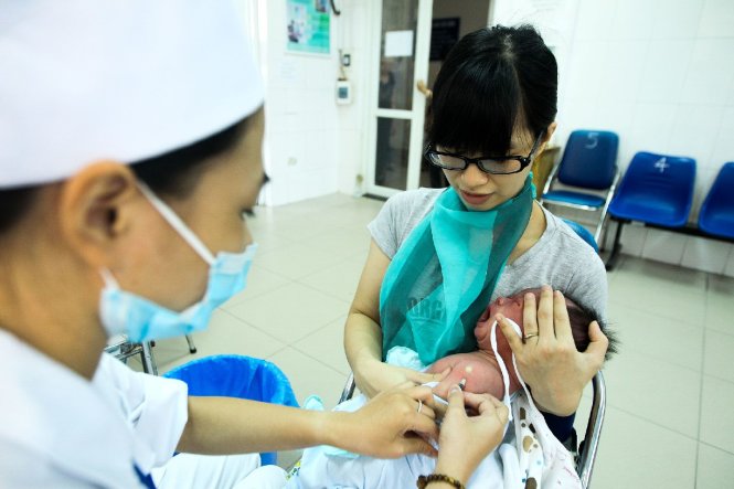 Tiêm chủng cho trẻ tại một trung tâm y tế dự phòng ở Hà Nội - Ảnh: NGUYỄN KHÁNH