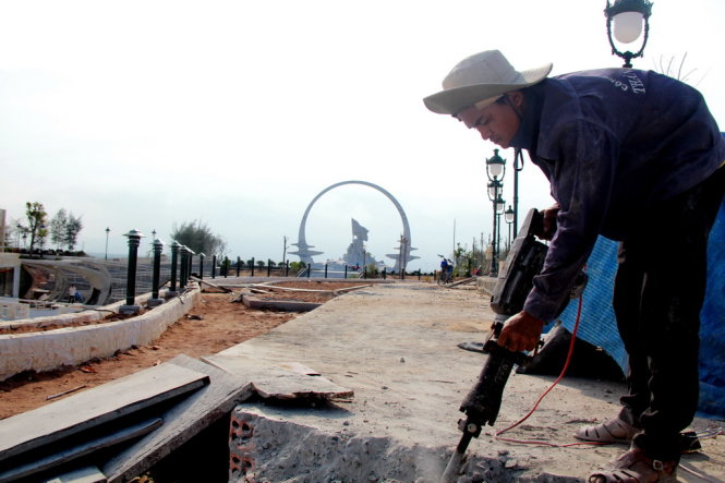 Trong cái nắng bỏng rát tại bán đảo Cam Ranh, các công nhân vẫn đang hối hả làm việc để đưa công trình vào hoạt động - Ảnh: Trung Tân