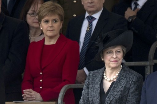 Thủ hiến Scotland Nicola Sturgeon (trái) và Thủ tướng Anh Theresa May (phải), trong một sự kiện tại London ngày 9-3-2017 - Ảnh: AFP