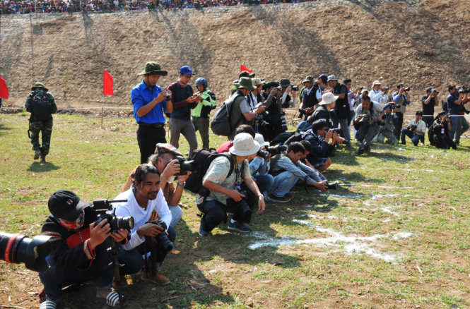 Rất đông nhiếp ảnh gia đến hội đua voi, đua thuyền độc mộc huyện Lak năm nay