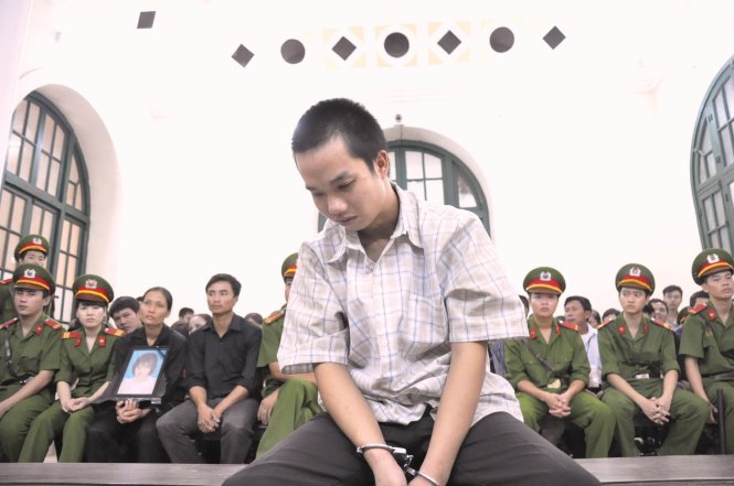 Ngày 29-7-2012, Đặng Trần Hoài hiếp dâm trẻ em và giết trẻ em (nạn nhân là hai chị em ruột) tại thị xã Sơn Tây (Hà Nội). Bản án sơ thẩm và phúc thẩm đều tuyên phạt Hoài tử hình