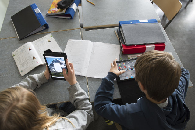 Trẻ em Thụy Điển học với máy tính bảng ở trường - Ảnh: Fredrik Sandberg/TT
