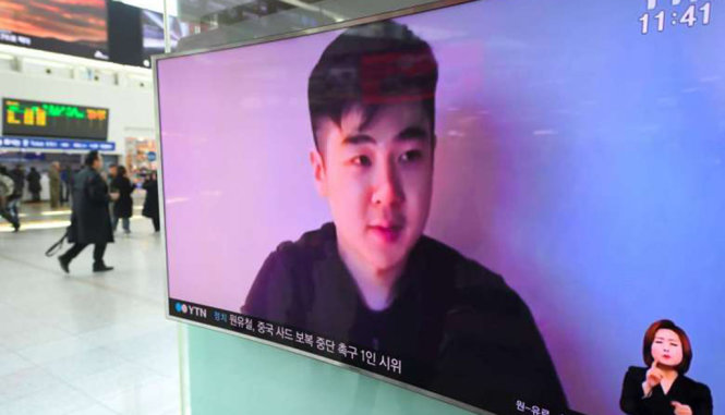 Người dân Hàn Quốc theo dõi chương trình truyền hình phát đoạn video được cho là của Kim Han Sol, con trai Kim Jong Nam tại một nhà ga ở Seoul - Ảnh:  AFP