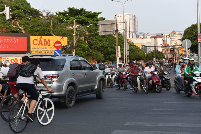 Rất nhiều xe máy chắn làn đường của xe đi thẳng khi rẽ trái tại ngả tư Bảy Hiền (Q.Tân Bình, TP.HCM) - Ảnh: Hữu Thuận