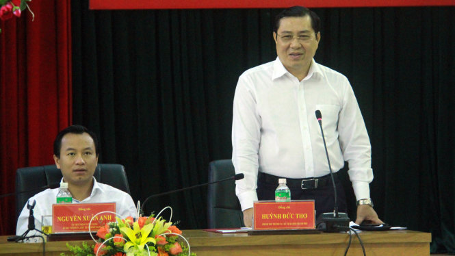 Ông Huỳnh Đức Thơ (bên phải) và ông Nguyễn Xuân Anh, bí thư Thành ủy Đà Nẵng - Ảnh: Hữu Khá