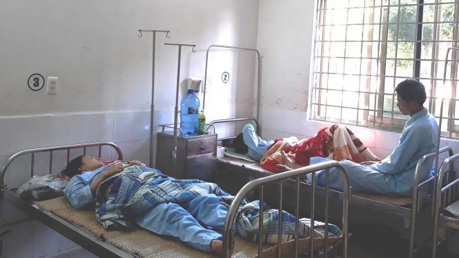 Các bệnh nhân đang điều trị tại Khoa Truyền nhiễm Bệnh viện đa khoa tỉnh Phú Yên - Ảnh: Kim Thủy