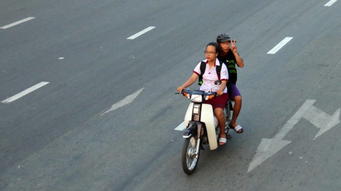 Một nữ sinh không đội nón bảo hiểm chạy xe trên đường Điện Biên Phủ (quận Bình Thạnh, TP.HCM) - Ảnh: Ngọc Hiển