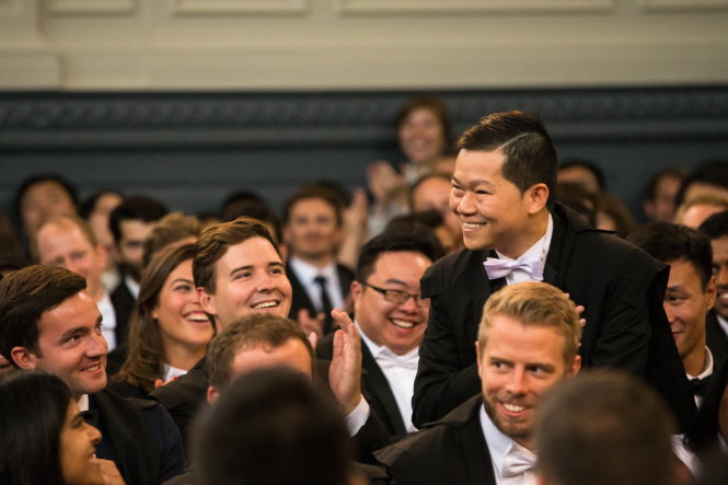 Nguyễn Chí Hiếu được cỗ vũ trong lễ tốt nghiệp khóa MBA tại ĐH Oxford (Anh) năm 2016 - Ảnh: NVCC