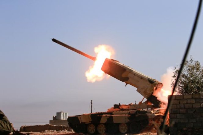 Quân đội Iraq phóng tên lửa tiêu diệt IS ở Mosul tháng 2-2017 - Ảnh: Reuters