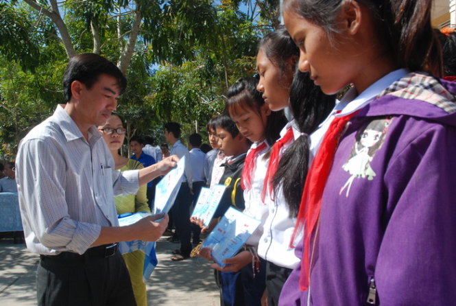 Đại diện Phòng giáo dục huyện Krong Pa, Gia Lai trao học bổng cho các em học sinh - Ảnh: B.DŨNG