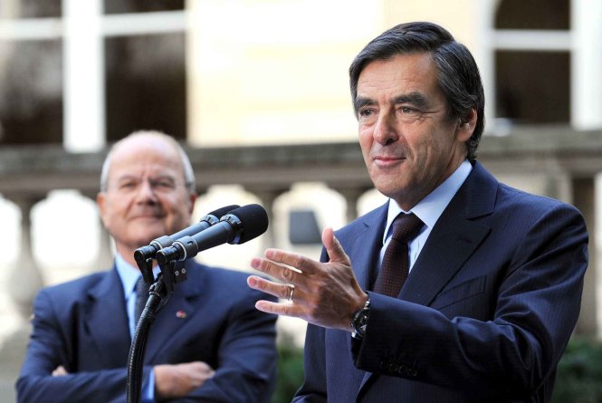 Ông François Fillon (phải) và doanh nhân Marc Ladreit de Lacharrière, trong một sự kiện năm 2010 - Ảnh: AFP