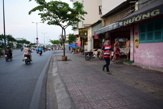 Tuyến đường trở nên gòn gàng hơn trước kia rất nhiều do có sự đồng thuận và hưởng ứng của các hộ dân ven đường (ảnh chụp 6 giờ chiều 14-3) - Ảnh: Hữu Thuận