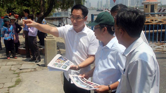 Ông Trần Thế Thuận - chủ tịch UBND Q.1 (áo trắng, đội nón) cùng ban ngành quận 1 khảo sát thực địa tại công viên bến Bạch Đằng - Ảnh Q.Khải