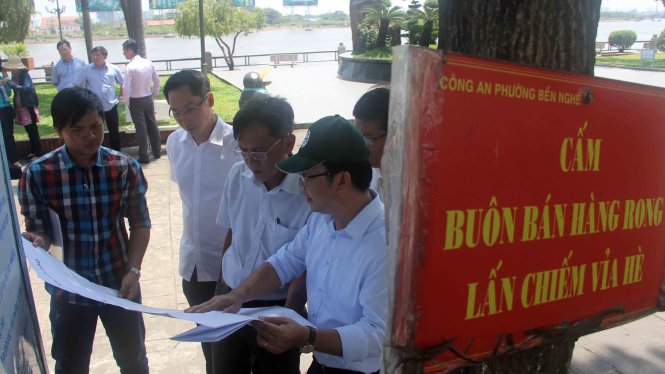 Ông Trần Thế Thuận - chủ tịch UBND Q.1 (áo trắng, đội nón) cùng ban ngành quận 1 khảo sát thực địa tại công viên bến Bạch Đằng - Ảnh Q.Khải