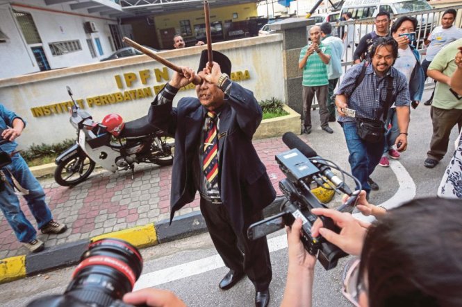 Vị pháp sư Datuk Ibrahim Mat Zin của Malaysia tổ chức làm phép hôm 13-3 trước Bệnh viện Đa khoa Kuala Lumpur - Ảnh: Bernama