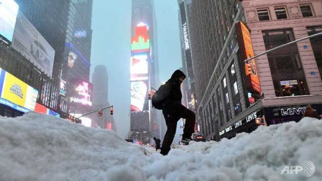 Người dân bước đi trên tuyết khi cơn bão Stella đang hoảnh hành ở đông bắc Mỹ - Ảnh: AFP