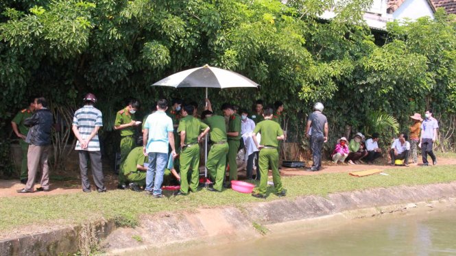 Cơ quan công an khám nghiệm tử thi, điều tra nguyên nhân cái chết của bà Thanh - Ảnh: Trần Mai