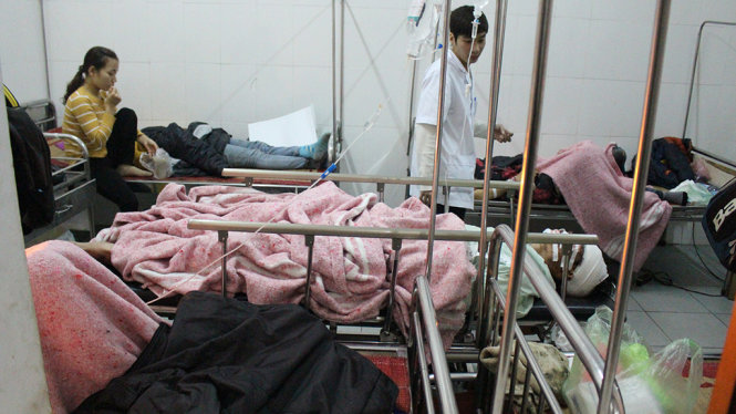 Các nạn nhân đang được chăm sóc, điều trị tại phòng cấp cứu - Ảnh: CHÍ TUỆ