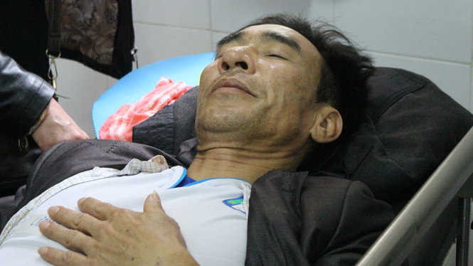 Lái xe Nguyễn Phú Sáu chưa hết bàng hoàng sau vụ tai nạn giao thông - Ảnh: CHÍ TUỆ