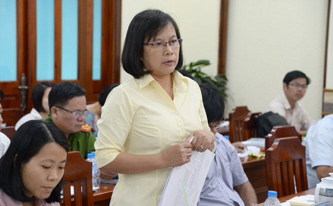 Bà Đỗ Thị Lâm Tuyền- Phó chủ tịch UBND huyện Hóc Môn yêu cầu các xã, thị trấn phải báo cáo trung thực tại buổi kiểm tra xử lý thông tin đường dây nóng - Ảnh: TỰ TRUNG