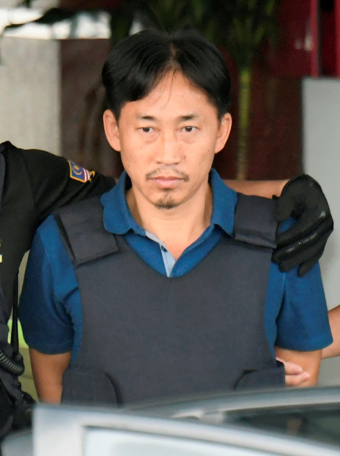 Nghi phạm Ri Jong Chol người CHDCND Triều Tiên trong vụ sát hại ông Kim Jong Nam rời sở cảnh sát Sepang để bị trục xuất khỏi Malaysia - Ảnh: Reuters