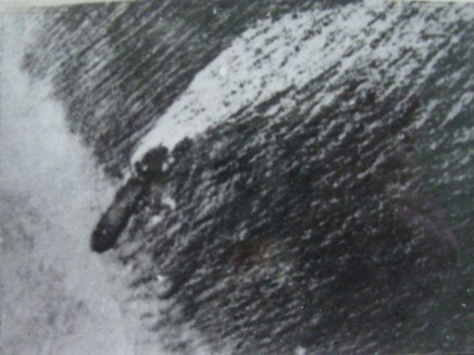 Tàu HQ505 lao lên ủi bãi, bảo vệ được Cô Lin. Ảnh chụp từ máy bay tháng 3-1988 - Ảnh: tư liệu
