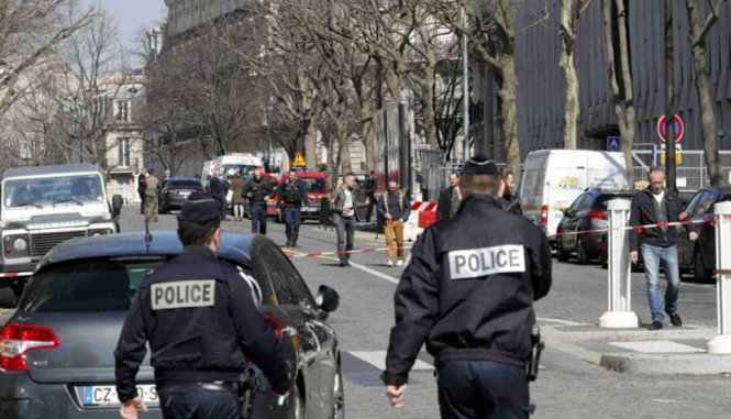 Cảnh sát phong tỏa đường đến trụ sở IMF tại Paris - Ảnh: Reuters