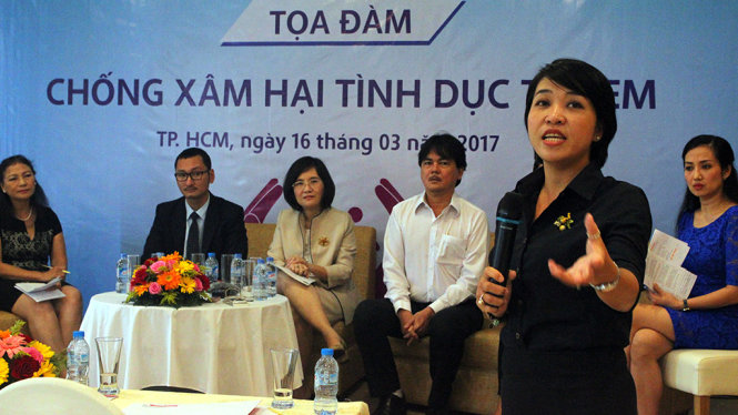 TS Lê Thị Linh Trang, trưởng khoa đại cương, Học viện cán bộ TP.HCM, chia sẻ tại tọa đàm - Ảnh: PHƯƠNG NGUYỄN