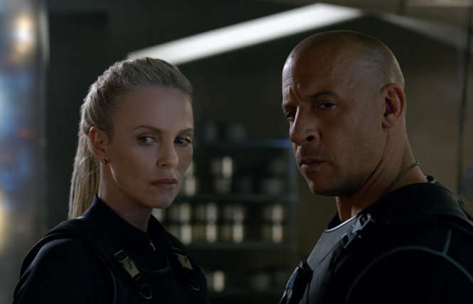 Charlize Theron (trái) và Vin Diesel trong Fast & Furious 8 - Ảnh: CGV