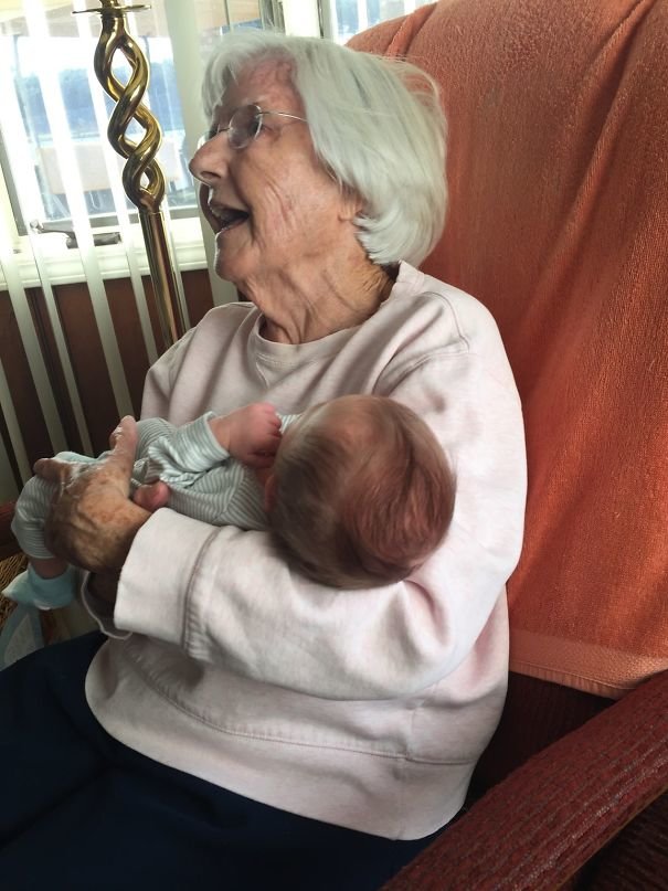 Bà cụ 93 tuổi lần đầu gặp cháu cố