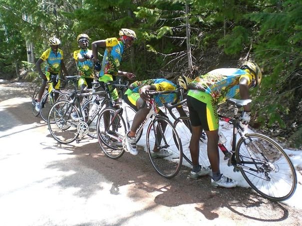 Đội tuyển xe đạp Rwanda lần đầu thấy tuyết