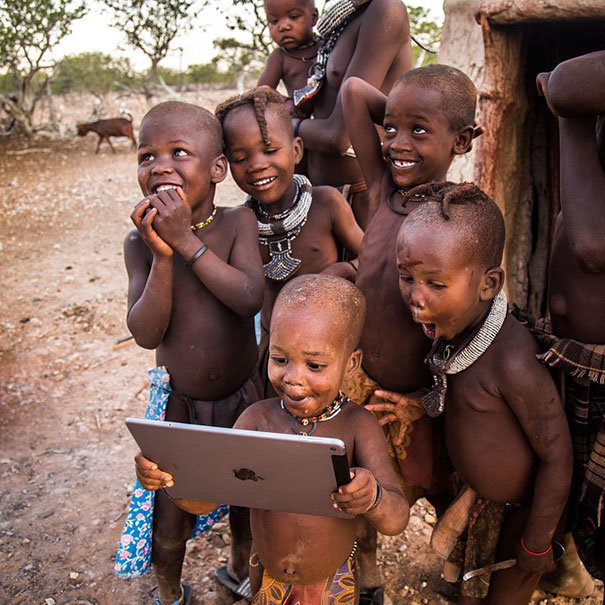 Trẻ em bộ lạc lần đầu thấy iPad