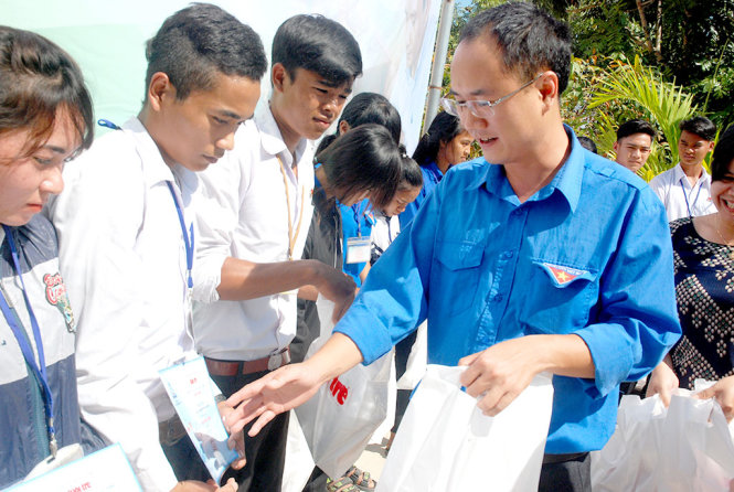 Ông Phan Hồ Giang, phó bí thư Tỉnh đoàn Gia Lai, trao học bổng “Ngăn dòng bỏ học” cho các em học sinh Gia Lai - Ảnh: B.D.