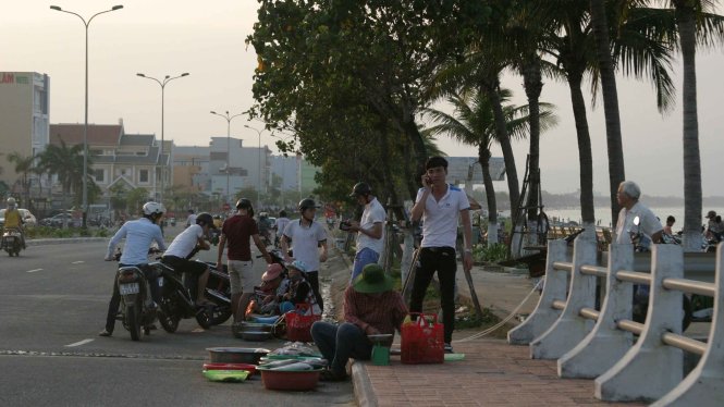 Cảnh buôn bán hàng rong ở vỉa hè trên tuyến đường biển Nguyễn Tất Thành vẫn xảy ra hằng ngày mà chưa được nhắc nhở - Ảnh: Trường Trung