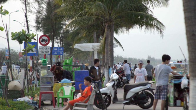 Cảnh buôn bán hàng rong ở vỉa hè trên tuyến đường biển Nguyễn Tất Thành vẫn xảy ra hằng ngày mà chưa được nhắc nhở - Ảnh: Trường Trung