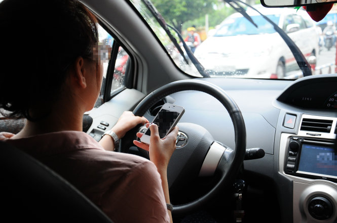 Sử dụng điện thoại di động khi điều khiển phương tiện giao thông sẽ gây mất an toàn cho mình và những người xung quanh - Ảnh: T.T.D.