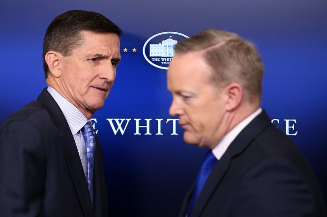 Ông Michael Flynn (trái) lúc còn là cố vấn an ninh quốc gia - Ảnh: Reuters
