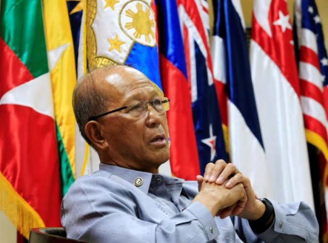 Bộ trưởng Quốc phòng Philippines Delfin Lorenzana ra lệnh cho hải quân xua đuổi tàu khảo sát của Trung Quốc - Ảnh: Reuters