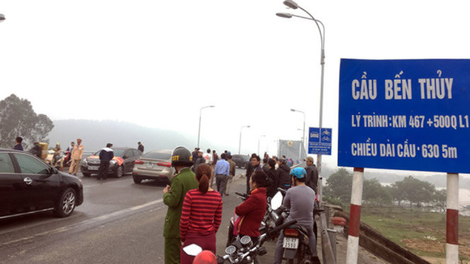 Người dân đưa ôtô chặn cầu Bến Thủy phản đối trạm thu phí vào ngày 5-12-2016 - Ảnh: DOÃN HÒA