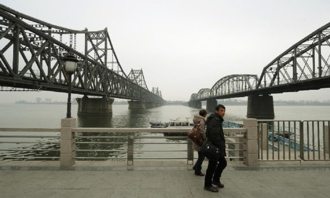 Du khách tham quan cây cầu bên sông Yalu dẫn tới Triều Tiên nằm ở biên giới Trung Quốc - Ảnh: Getty Images