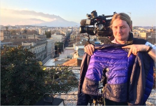 Nữ nhà báo Rebecca Morelle của đài BBC đăng tải hình ảnh chiếc áo khoác bị cháy xém khi về đến khách sạn - Ảnh: Twitter