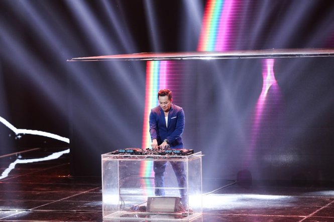 DJ Hoàng Anh mở đầu đêm thi bằng một tiết mục biểu diễn DJ, nhạc điện tử đầy phấn khích