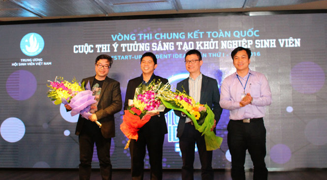 Ban tổ chức tặng hoa cho hội đồng ban giám khảo cuộc thi - Ảnh: HÀ THANH