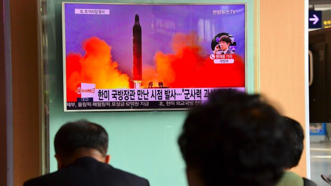 Người dân Hàn Quốc theo dõi thông tin về vụ bắn tên lửa của Triều Tiên trên màn hình ở nơi công cộng tại thủ đô Seoul - Ảnh: AFP
