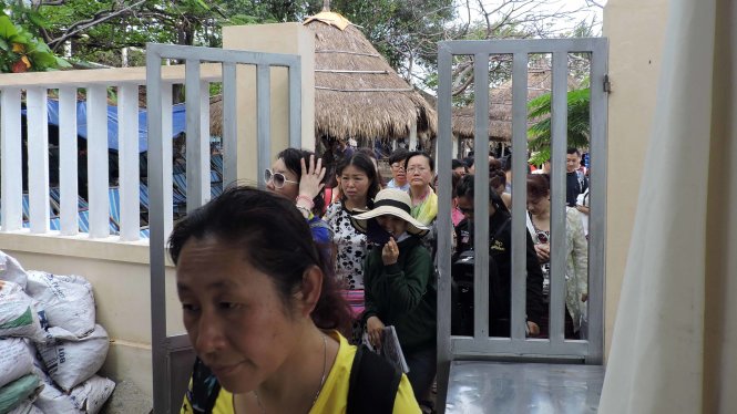 Khách Trung Quốc chen nhau qua cổng vào nhà hàng xây không phép trong trạm kiểm soát biên phòng Hòn Mun - Ảnh: Thanh Trúc