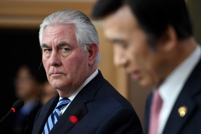Ngoại trưởng Mỹ Rex Tillerson (trái) và người đồng cấp Hàn Quốc tại buổi họp báo chung ngày 17-3 ở Seoul - Ảnh: Reuters