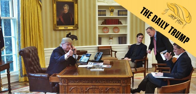 Tổng thống Mỹ Donald Trump (trái) trong phòng làm việc ở Nhà Trắng cùng các nhân viên của mình - Ảnh: AFP