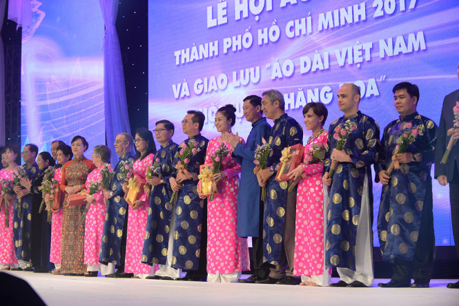 Các Lãnh sự và phu nhân các nước rạng rỡ trong tà áo dài Việt Nam tối 17-3 - Ảnh: TTD